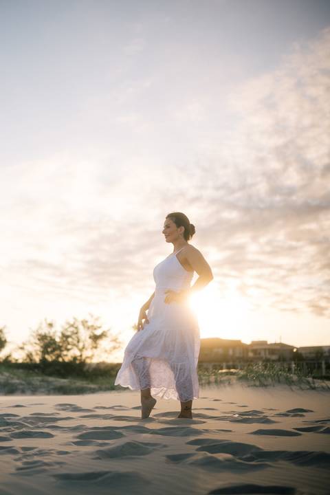 felipe-lopes-fotografia-fotografo-em-osorio-rio-grande-do-sul-ensaio-pessoal-de-aniversario-50-anos-feminino-externo-na-praia-leve-espontaneo-natural-descontraido-natureza-mulher-madura'