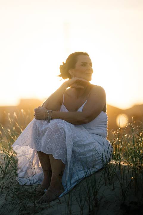felipe-lopes-fotografia-fotografo-em-osorio-rio-grande-do-sul-ensaio-pessoal-de-aniversario-50-anos-feminino-externo-na-praia-leve-espontaneo-natural-descontraido-natureza-mulher-madura'