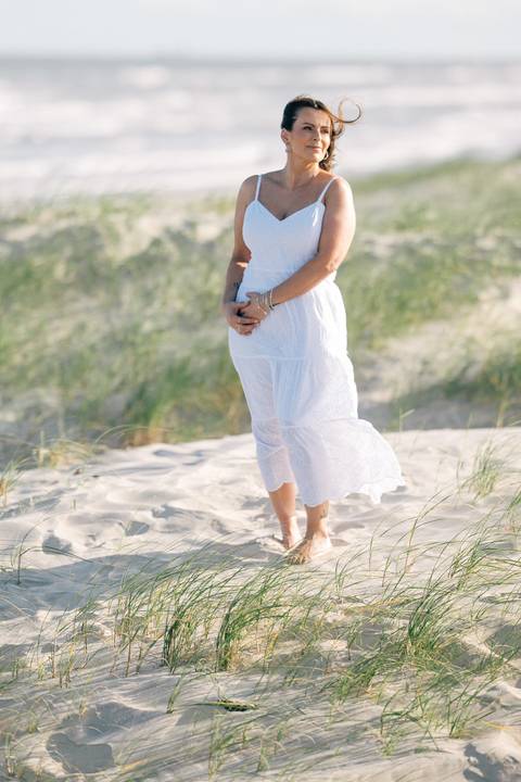 felipe-lopes-fotografia-fotografo-em-osorio-rio-grande-do-sul-ensaio-pessoal-de-aniversario-50-anos-feminino-externo-na-praia-leve-espontaneo-natural-descontraido-natureza-mulher-madura'