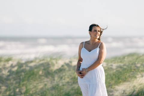 felipe-lopes-fotografia-fotografo-em-osorio-rio-grande-do-sul-ensaio-pessoal-de-aniversario-50-anos-feminino-externo-na-praia-leve-espontaneo-natural-descontraido-natureza-mulher-madura'