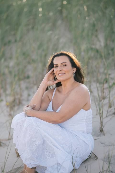 felipe-lopes-fotografia-fotografo-em-osorio-rio-grande-do-sul-ensaio-pessoal-de-aniversario-50-anos-feminino-externo-na-praia-leve-espontaneo-natural-descontraido-natureza-mulher-madura'