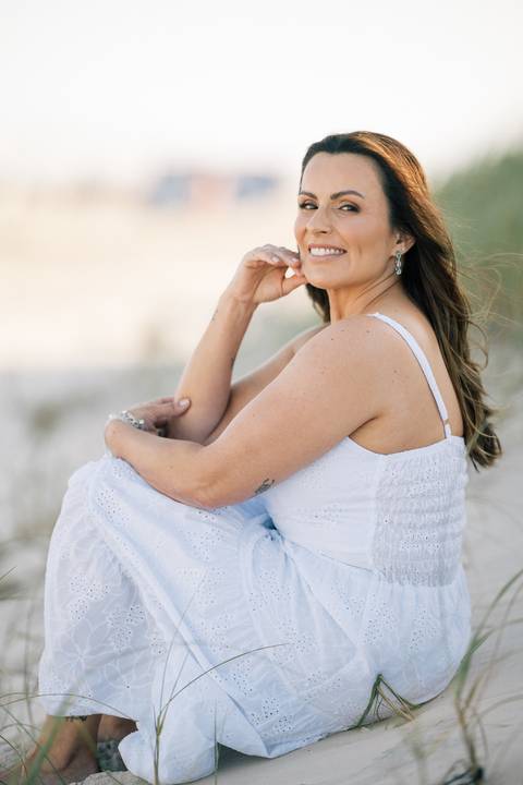felipe-lopes-fotografia-fotografo-em-osorio-rio-grande-do-sul-ensaio-pessoal-de-aniversario-50-anos-feminino-externo-na-praia-leve-espontaneo-natural-descontraido-natureza-mulher-madura'