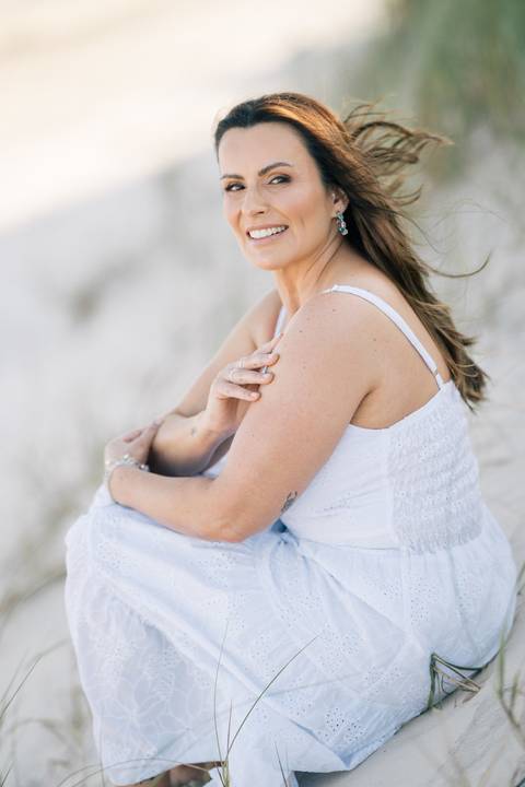 felipe-lopes-fotografia-fotografo-em-osorio-rio-grande-do-sul-ensaio-pessoal-de-aniversario-50-anos-feminino-externo-na-praia-leve-espontaneo-natural-descontraido-natureza-mulher-madura'