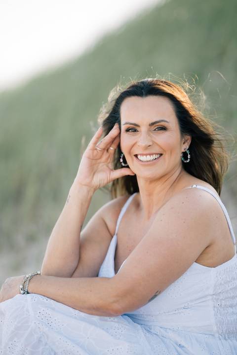 felipe-lopes-fotografia-fotografo-em-osorio-rio-grande-do-sul-ensaio-pessoal-de-aniversario-50-anos-feminino-externo-na-praia-leve-espontaneo-natural-descontraido-natureza-mulher-madura'