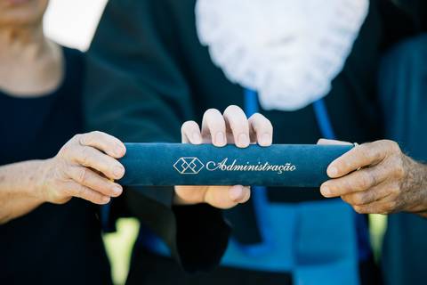 felipe-lopes-fotografia-fotografo-em-osorio-litoral-norte-do-rio-grande-do-sul-ensaio-de-toga-turma-de-formandos-curso-de-administracao-FURG-santo-antonio-da-patrulha-ensaio-externo-com-família-retratos-individuais-espontaneo-leve-natureza-por-do-sol'