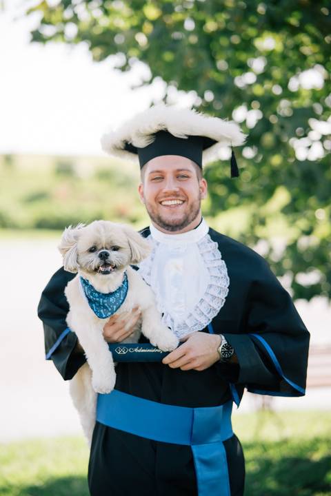 felipe-lopes-fotografia-fotografo-em-osorio-litoral-norte-do-rio-grande-do-sul-ensaio-de-toga-turma-de-formandos-curso-de-administracao-FURG-santo-antonio-da-patrulha-ensaio-externo-com-família-retratos-individuais-espontaneo-leve-natureza-por-do-sol'