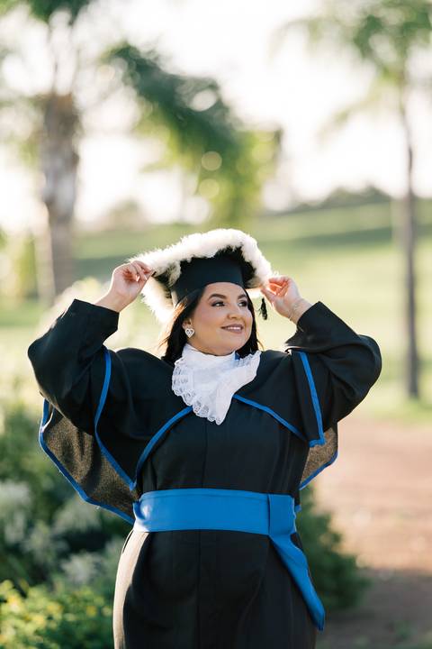 felipe-lopes-fotografia-fotografo-em-osorio-litoral-norte-do-rio-grande-do-sul-ensaio-de-toga-turma-de-formandos-curso-de-administracao-FURG-santo-antonio-da-patrulha-ensaio-externo-retrato-espontaneo-leve-natureza-por-do-sol'