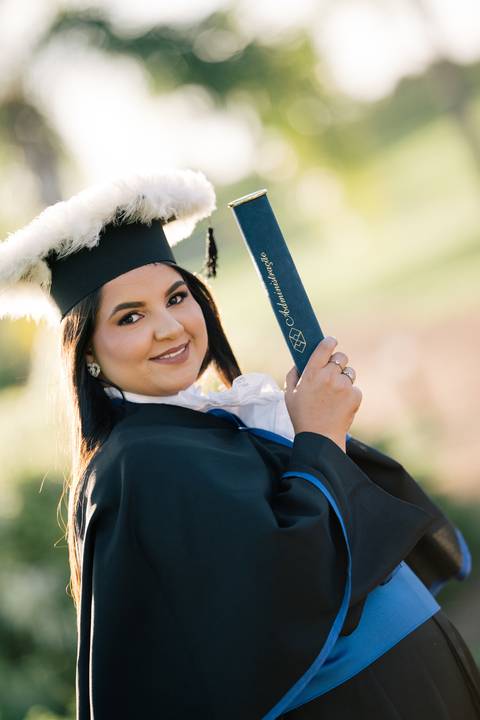 felipe-lopes-fotografia-fotografo-em-osorio-litoral-norte-do-rio-grande-do-sul-ensaio-de-toga-turma-de-formandos-curso-de-administracao-FURG-santo-antonio-da-patrulha-ensaio-externo-retrato-espontaneo-leve-natureza-por-do-sol'