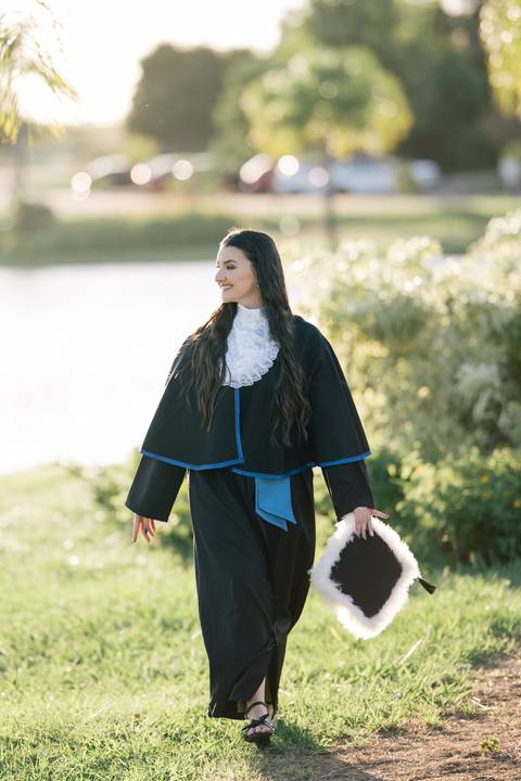 felipe-lopes-fotografia-fotografo-em-osorio-litoral-norte-do-rio-grande-do-sul-ensaio-de-toga-turma-de-formandos-curso-de-administracao-FURG-santo-antonio-da-patrulha-ensaio-externo-retrato-espontaneo-leve-natureza-por-do-sol'