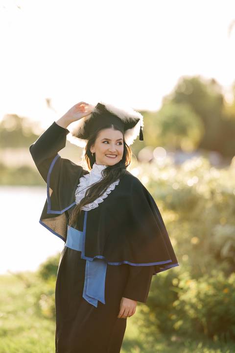 felipe-lopes-fotografia-fotografo-em-osorio-litoral-norte-do-rio-grande-do-sul-ensaio-de-toga-turma-de-formandos-curso-de-administracao-FURG-santo-antonio-da-patrulha-ensaio-externo-retrato-espontaneo-leve-natureza-por-do-sol'
