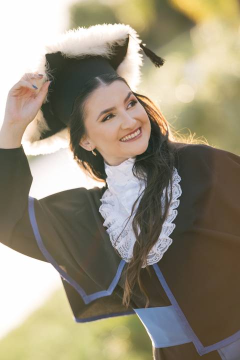 felipe-lopes-fotografia-fotografo-em-osorio-litoral-norte-do-rio-grande-do-sul-ensaio-de-toga-turma-de-formandos-curso-de-administracao-FURG-santo-antonio-da-patrulha-ensaio-externo-retrato-espontaneo-leve-natureza-por-do-sol'