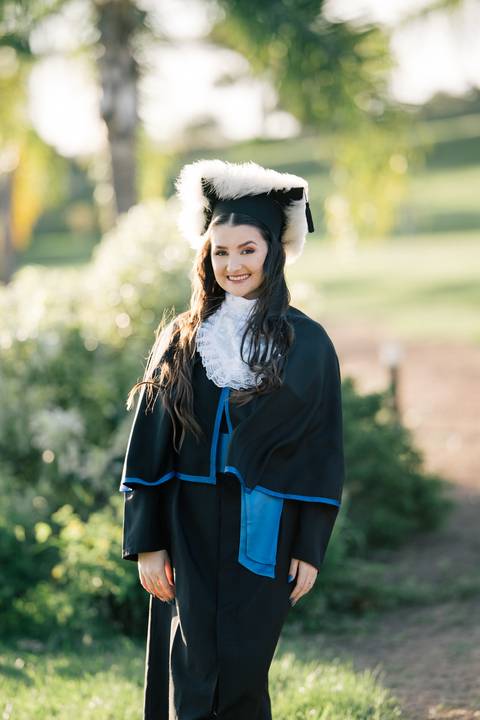 felipe-lopes-fotografia-fotografo-em-osorio-litoral-norte-do-rio-grande-do-sul-ensaio-de-toga-turma-de-formandos-curso-de-administracao-FURG-santo-antonio-da-patrulha-ensaio-externo-retrato-espontaneo-leve-natureza-por-do-sol'