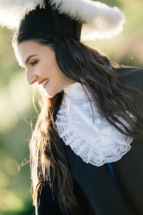 felipe-lopes-fotografia-fotografo-em-osorio-litoral-norte-do-rio-grande-do-sul-ensaio-de-toga-turma-de-formandos-curso-de-administracao-FURG-santo-antonio-da-patrulha-ensaio-externo-retrato-espontaneo-leve-natureza-por-do-sol'