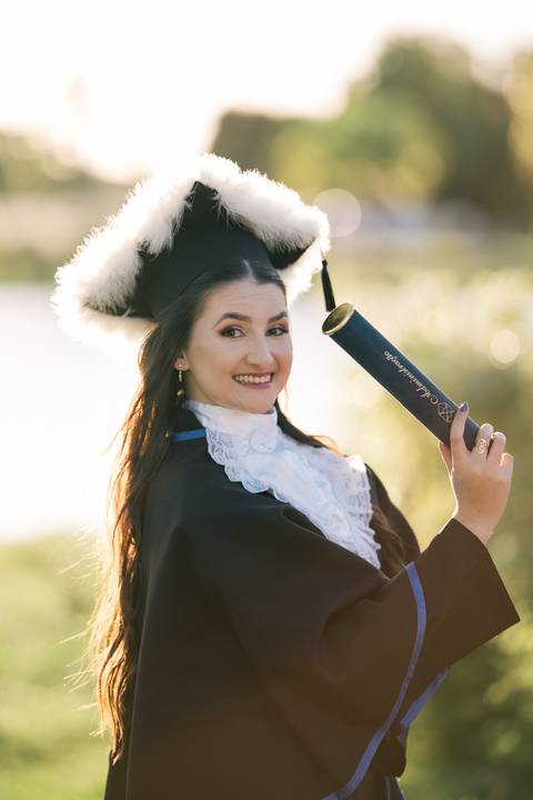 felipe-lopes-fotografia-fotografo-em-osorio-litoral-norte-do-rio-grande-do-sul-ensaio-de-toga-turma-de-formandos-curso-de-administracao-FURG-santo-antonio-da-patrulha-ensaio-externo-retrato-espontaneo-leve-natureza-por-do-sol'