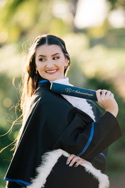 felipe-lopes-fotografia-fotografo-em-osorio-litoral-norte-do-rio-grande-do-sul-ensaio-de-toga-turma-de-formandos-curso-de-administracao-FURG-santo-antonio-da-patrulha-ensaio-externo-retrato-espontaneo-leve-natureza-por-do-sol'
