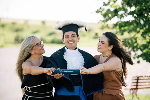 felipe-lopes-fotografia-fotografo-em-osorio-litoral-norte-do-rio-grande-do-sul-ensaio-de-toga-turma-de-formandos-curso-de-administracao-FURG-santo-antonio-da-patrulha-ensaio-externo-com-família-retratos-individuais-espontaneo-leve-natureza-por-do-sol'