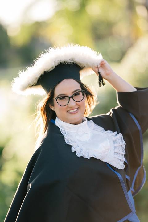 felipe-lopes-fotografia-fotografo-em-osorio-litoral-norte-do-rio-grande-do-sul-ensaio-de-toga-turma-de-formandos-curso-de-administracao-FURG-santo-antonio-da-patrulha-ensaio-externo-retrato-espontaneo-leve-natureza-por-do-sol'