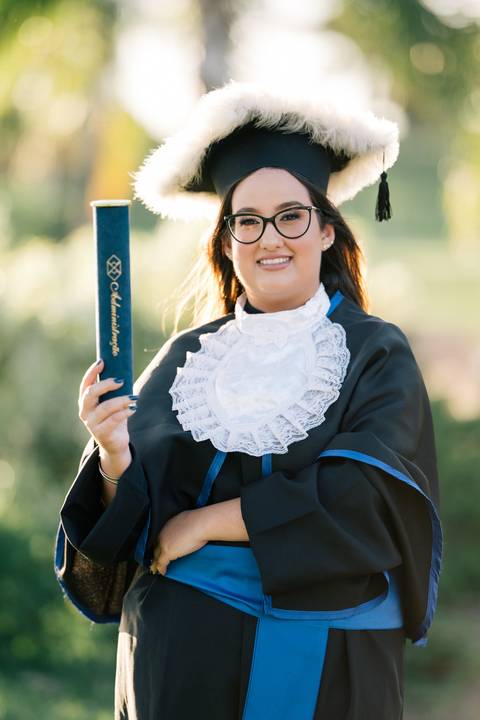 felipe-lopes-fotografia-fotografo-em-osorio-litoral-norte-do-rio-grande-do-sul-ensaio-de-toga-turma-de-formandos-curso-de-administracao-FURG-santo-antonio-da-patrulha-ensaio-externo-retrato-espontaneo-leve-natureza-por-do-sol'