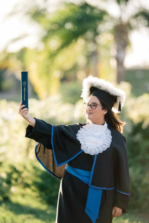 felipe-lopes-fotografia-fotografo-em-osorio-litoral-norte-do-rio-grande-do-sul-ensaio-de-toga-turma-de-formandos-curso-de-administracao-FURG-santo-antonio-da-patrulha-ensaio-externo-retrato-espontaneo-leve-natureza-por-do-sol'