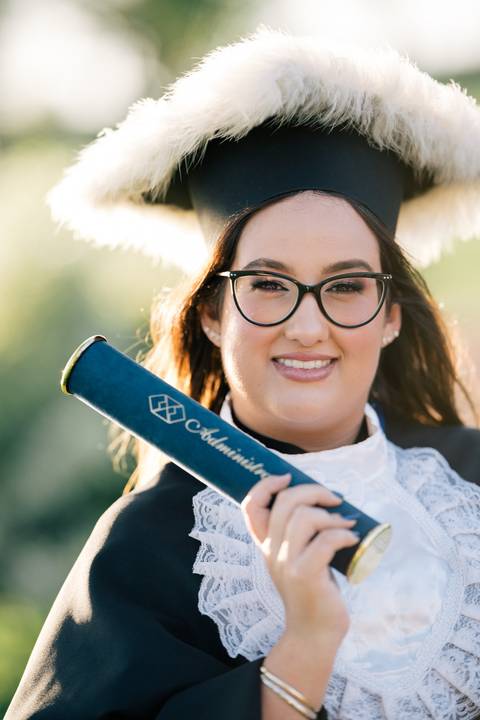 felipe-lopes-fotografia-fotografo-em-osorio-litoral-norte-do-rio-grande-do-sul-ensaio-de-toga-turma-de-formandos-curso-de-administracao-FURG-santo-antonio-da-patrulha-ensaio-externo-retrato-espontaneo-leve-natureza-por-do-sol'