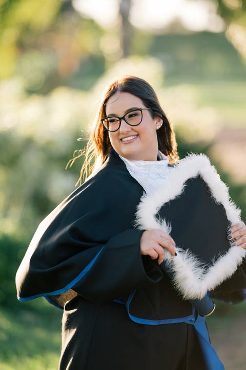 felipe-lopes-fotografia-fotografo-em-osorio-litoral-norte-do-rio-grande-do-sul-ensaio-de-toga-turma-de-formandos-curso-de-administracao-FURG-santo-antonio-da-patrulha-ensaio-externo-retrato-espontaneo-leve-natureza-por-do-sol'