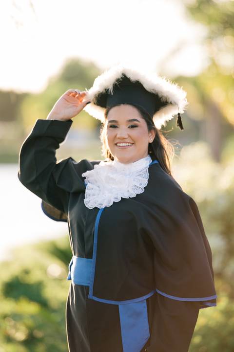 felipe-lopes-fotografia-fotografo-em-osorio-litoral-norte-do-rio-grande-do-sul-ensaio-de-toga-turma-de-formandos-curso-de-administracao-FURG-santo-antonio-da-patrulha-ensaio-externo-retrato-espontaneo-leve-natureza-por-do-sol'