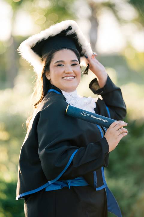 felipe-lopes-fotografia-fotografo-em-osorio-litoral-norte-do-rio-grande-do-sul-ensaio-de-toga-turma-de-formandos-curso-de-administracao-FURG-santo-antonio-da-patrulha-ensaio-externo-retrato-espontaneo-leve-natureza-por-do-sol'
