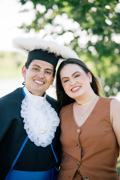 felipe-lopes-fotografia-fotografo-em-osorio-litoral-norte-do-rio-grande-do-sul-ensaio-de-toga-turma-de-formandos-curso-de-administracao-FURG-santo-antonio-da-patrulha-ensaio-externo-com-família-retratos-individuais-espontaneo-leve-natureza-por-do-sol'