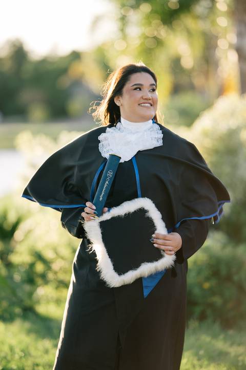 felipe-lopes-fotografia-fotografo-em-osorio-litoral-norte-do-rio-grande-do-sul-ensaio-de-toga-turma-de-formandos-curso-de-administracao-FURG-santo-antonio-da-patrulha-ensaio-externo-retrato-espontaneo-leve-natureza-por-do-sol'