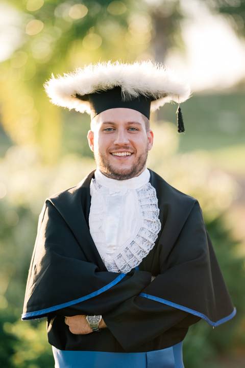felipe-lopes-fotografia-fotografo-em-osorio-litoral-norte-do-rio-grande-do-sul-ensaio-de-toga-turma-de-formandos-curso-de-administracao-FURG-santo-antonio-da-patrulha-ensaio-externo-retrato-espontaneo-leve-natureza-por-do-sol'