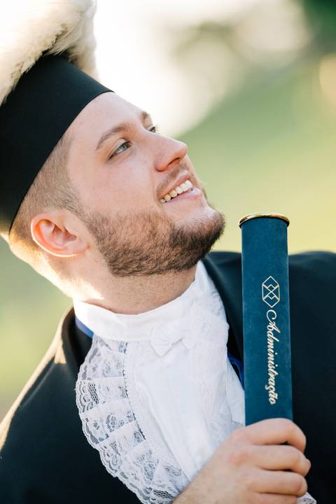 felipe-lopes-fotografia-fotografo-em-osorio-litoral-norte-do-rio-grande-do-sul-ensaio-de-toga-turma-de-formandos-curso-de-administracao-FURG-santo-antonio-da-patrulha-ensaio-externo-retrato-espontaneo-leve-natureza-por-do-sol'