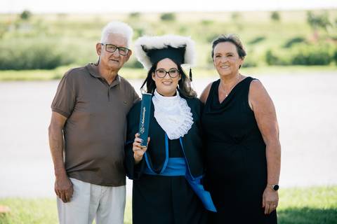 felipe-lopes-fotografia-fotografo-em-osorio-litoral-norte-do-rio-grande-do-sul-ensaio-de-toga-turma-de-formandos-curso-de-administracao-FURG-santo-antonio-da-patrulha-ensaio-externo-com-família-retratos-individuais-espontaneo-leve-natureza-por-do-sol'