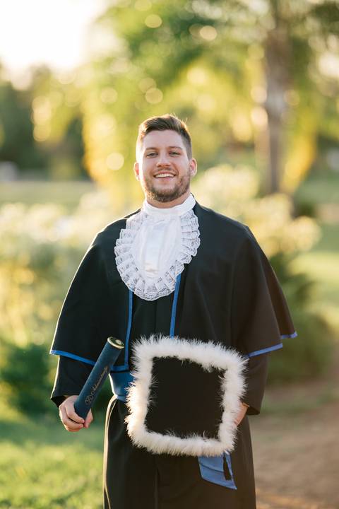 felipe-lopes-fotografia-fotografo-em-osorio-litoral-norte-do-rio-grande-do-sul-ensaio-de-toga-turma-de-formandos-curso-de-administracao-FURG-santo-antonio-da-patrulha-ensaio-externo-retrato-espontaneo-leve-natureza-por-do-sol'