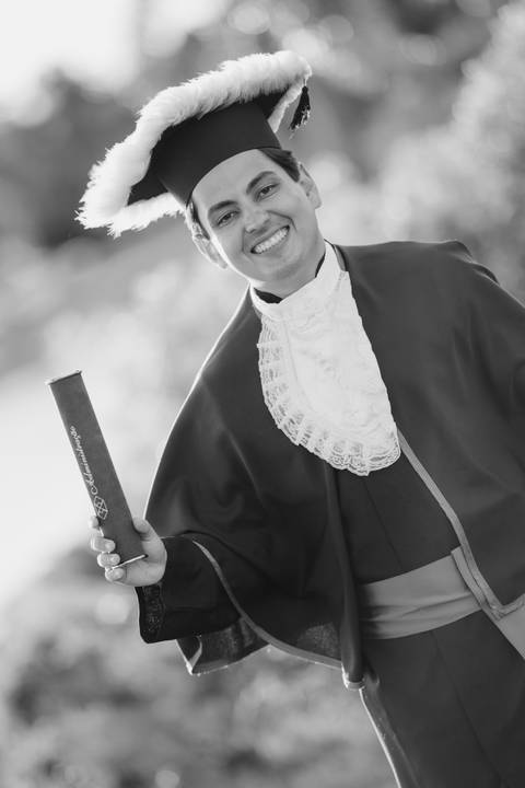 felipe-lopes-fotografia-fotografo-em-osorio-litoral-norte-do-rio-grande-do-sul-ensaio-de-toga-turma-de-formandos-curso-de-administracao-FURG-santo-antonio-da-patrulha-ensaio-externo-retrato-espontaneo-leve-natureza-por-do-sol'