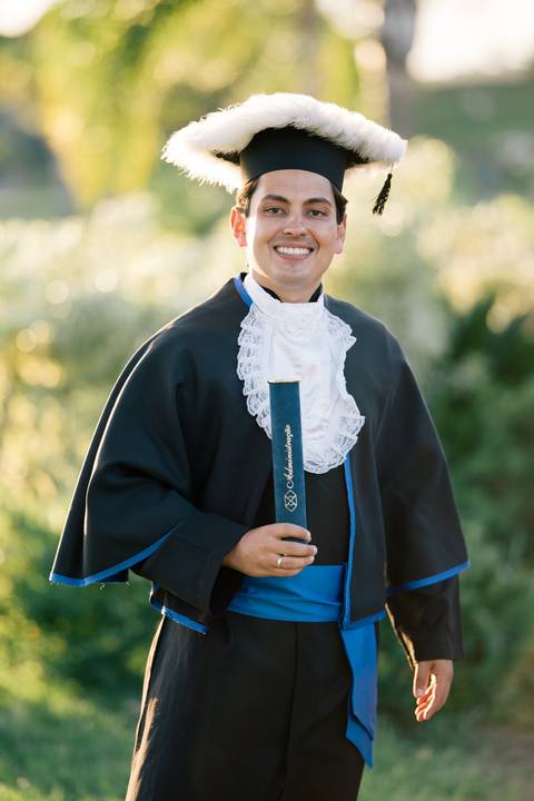felipe-lopes-fotografia-fotografo-em-osorio-litoral-norte-do-rio-grande-do-sul-ensaio-de-toga-turma-de-formandos-curso-de-administracao-FURG-santo-antonio-da-patrulha-ensaio-externo-retrato-espontaneo-leve-natureza-por-do-sol'