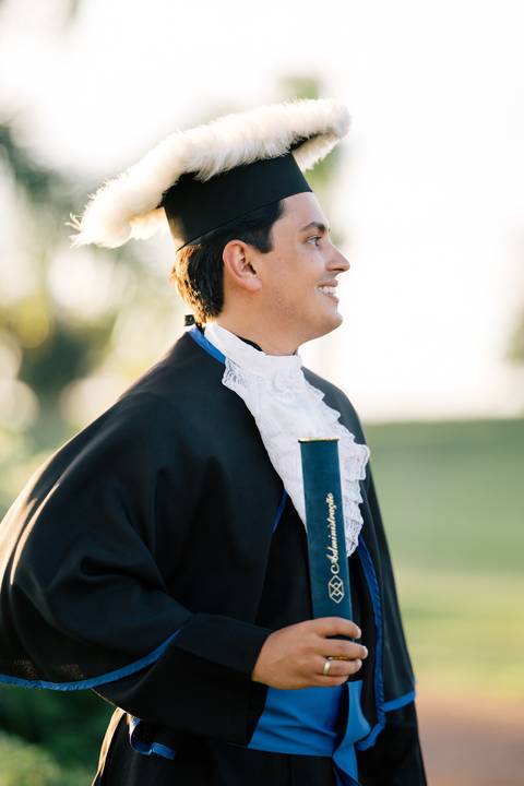 felipe-lopes-fotografia-fotografo-em-osorio-litoral-norte-do-rio-grande-do-sul-ensaio-de-toga-turma-de-formandos-curso-de-administracao-FURG-santo-antonio-da-patrulha-ensaio-externo-retrato-espontaneo-leve-natureza-por-do-sol'
