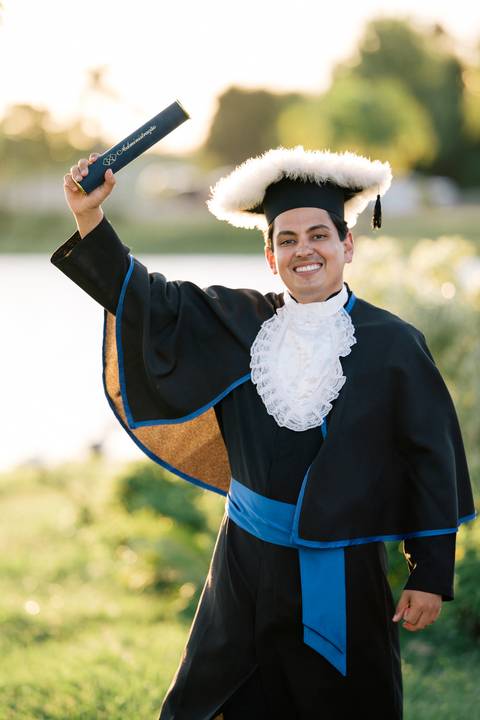 felipe-lopes-fotografia-fotografo-em-osorio-litoral-norte-do-rio-grande-do-sul-ensaio-de-toga-turma-de-formandos-curso-de-administracao-FURG-santo-antonio-da-patrulha-ensaio-externo-retrato-espontaneo-leve-natureza-por-do-sol'