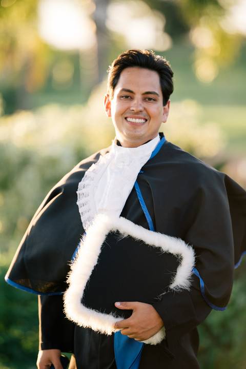 felipe-lopes-fotografia-fotografo-em-osorio-litoral-norte-do-rio-grande-do-sul-ensaio-de-toga-turma-de-formandos-curso-de-administracao-FURG-santo-antonio-da-patrulha-ensaio-externo-retrato-espontaneo-leve-natureza-por-do-sol'
