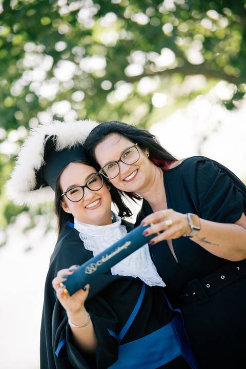 felipe-lopes-fotografia-fotografo-em-osorio-litoral-norte-do-rio-grande-do-sul-ensaio-de-toga-turma-de-formandos-curso-de-administracao-FURG-santo-antonio-da-patrulha-ensaio-externo-com-família-retratos-individuais-espontaneo-leve-natureza-por-do-sol'
