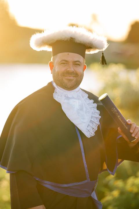 felipe-lopes-fotografia-fotografo-em-osorio-litoral-norte-do-rio-grande-do-sul-ensaio-de-toga-turma-de-formandos-curso-de-administracao-FURG-santo-antonio-da-patrulha-ensaio-externo-retrato-espontaneo-leve-natureza-por-do-sol'