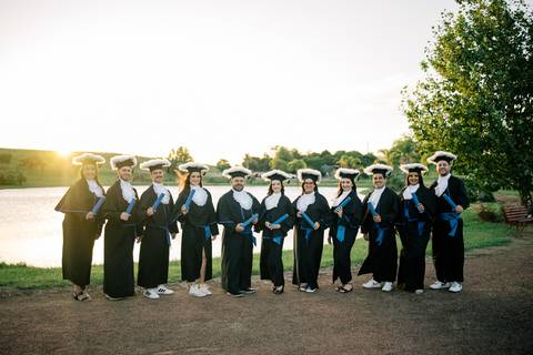 felipe-lopes-fotografia-fotografo-em-osorio-litoral-norte-do-rio-grande-do-sul-ensaio-de-toga-turma-de-formandos-curso-de-administracao-FURG-santo-antonio-da-patrulha-ensaio-externo-com-família-retratos-individuais-espontaneo-leve-natureza-por-do-sol'