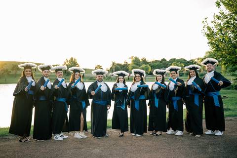 felipe-lopes-fotografia-fotografo-em-osorio-litoral-norte-do-rio-grande-do-sul-ensaio-de-toga-turma-de-formandos-curso-de-administracao-FURG-santo-antonio-da-patrulha-ensaio-externo-com-família-retratos-individuais-espontaneo-leve-natureza-por-do-sol'
