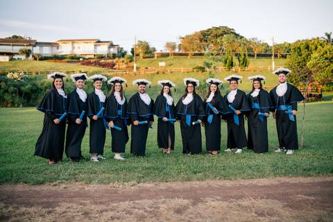 felipe-lopes-fotografia-fotografo-em-osorio-litoral-norte-do-rio-grande-do-sul-ensaio-de-toga-turma-de-formandos-curso-de-administracao-FURG-santo-antonio-da-patrulha-ensaio-externo-com-família-retratos-individuais-espontaneo-leve-natureza-por-do-sol'