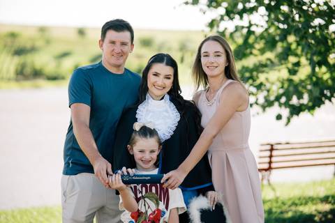 felipe-lopes-fotografia-fotografo-em-osorio-litoral-norte-do-rio-grande-do-sul-ensaio-de-toga-turma-de-formandos-curso-de-administracao-FURG-santo-antonio-da-patrulha-ensaio-externo-com-família-retratos-individuais-espontaneo-leve-natureza-por-do-sol'