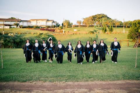 felipe-lopes-fotografia-fotografo-em-osorio-litoral-norte-do-rio-grande-do-sul-ensaio-de-toga-turma-de-formandos-curso-de-administracao-FURG-santo-antonio-da-patrulha-ensaio-externo-com-família-retratos-individuais-espontaneo-leve-natureza-por-do-sol'