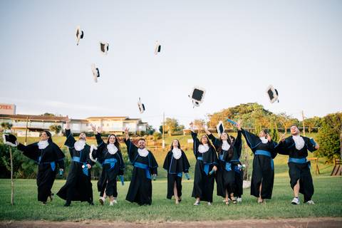 felipe-lopes-fotografia-fotografo-em-osorio-litoral-norte-do-rio-grande-do-sul-ensaio-de-toga-turma-de-formandos-curso-de-administracao-FURG-santo-antonio-da-patrulha-ensaio-externo-com-família-retratos-individuais-espontaneo-leve-natureza-por-do-sol'