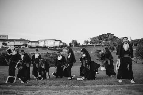 felipe-lopes-fotografia-fotografo-em-osorio-litoral-norte-do-rio-grande-do-sul-ensaio-de-toga-turma-de-formandos-curso-de-administracao-FURG-santo-antonio-da-patrulha-ensaio-externo-com-família-retratos-individuais-espontaneo-leve-natureza-por-do-sol'