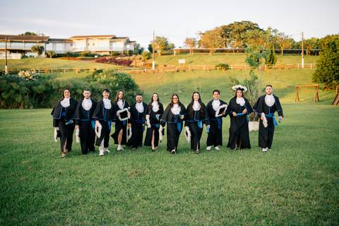 felipe-lopes-fotografia-fotografo-em-osorio-litoral-norte-do-rio-grande-do-sul-ensaio-de-toga-turma-de-formandos-curso-de-administracao-FURG-santo-antonio-da-patrulha-ensaio-externo-com-família-retratos-individuais-espontaneo-leve-natureza-por-do-sol'