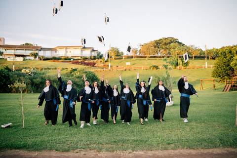 felipe-lopes-fotografia-fotografo-em-osorio-litoral-norte-do-rio-grande-do-sul-ensaio-de-toga-turma-de-formandos-curso-de-administracao-FURG-santo-antonio-da-patrulha-ensaio-externo-com-família-retratos-individuais-espontaneo-leve-natureza-por-do-sol'