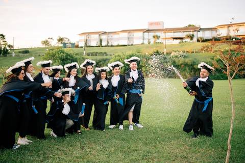 felipe-lopes-fotografia-fotografo-em-osorio-litoral-norte-do-rio-grande-do-sul-ensaio-de-toga-turma-de-formandos-curso-de-administracao-FURG-santo-antonio-da-patrulha-ensaio-externo-com-família-retratos-individuais-espontaneo-leve-natureza-por-do-sol'